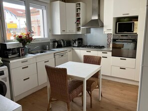 Fridge, cookware/dishes/utensils - Ferienzimmer "Toulousaine arborée" (Toulouse mit by Interhome (Toulouse)