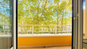 A balcony with a view of trees and buildings. - Foro Italico Guesthouse (Rome)