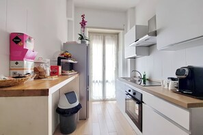 迷你冰箱、烤箱、炉灶、厨具/餐具