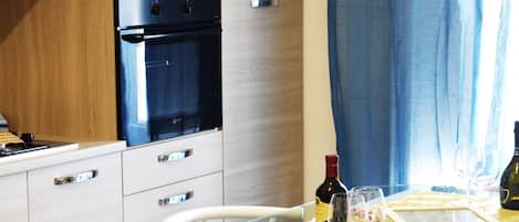 冷蔵庫、調理器具と食器