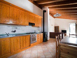 Fridge, microwave, oven, dishwasher - große Wohnung by Interhome (Salionze)