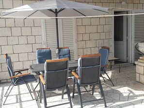 Outdoor dining - Gästezimmer "Meerblick" mit Blick auf das Wasser by Interhome (Dubrovnik)