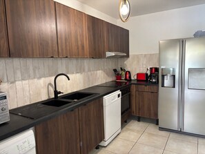 Kühlschrank, Mikrowelle, Ofen, Geschirrspüler