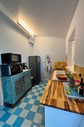 Fridge, microwave, cookware/dishes/utensils - mit Jacuzzi by Interhome (Deshaies)