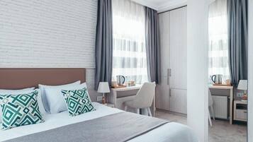 خزنة داخل الغرفة ومكتب ومساحة عمل للكمبيوتر المحمول وتجهيزات عازلة للصوت