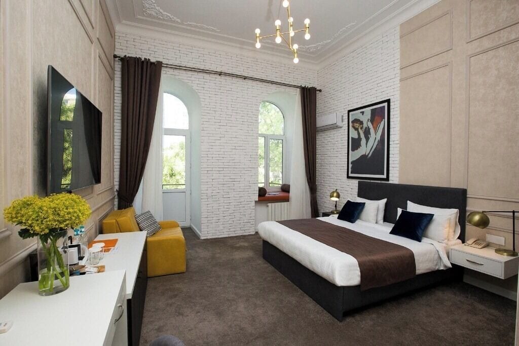 Caja de seguridad en la habitación y escritorio 