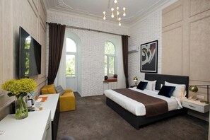 In-room safe, desk, laptop workspace, soundproofing - Citrus Boutique Hotel (Baku)