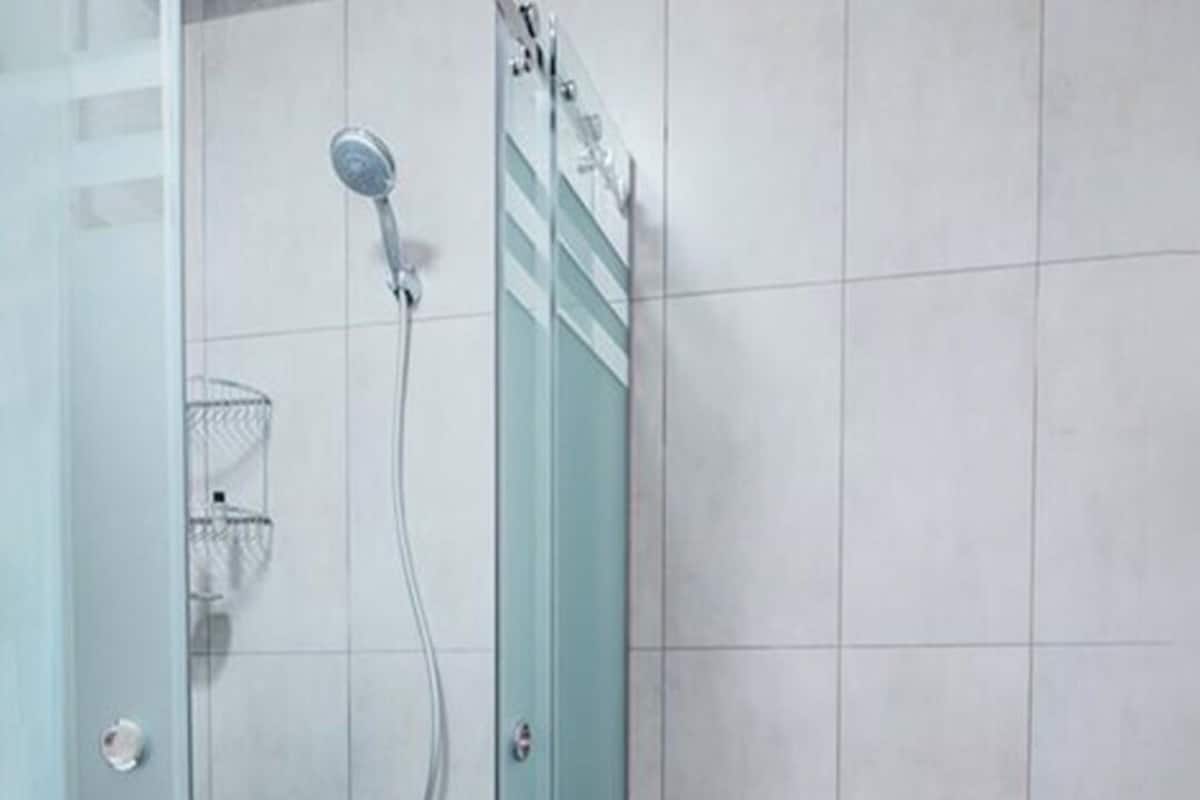 Habitación Deluxe doble, vistas a la ciudad | Baño | Artículos de higiene personal gratuitos, zapatillas, toallas y jabón