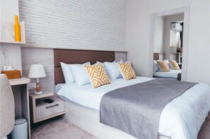 In-room safe, desk, laptop workspace, soundproofing - Citrus Boutique Hotel (Baku)