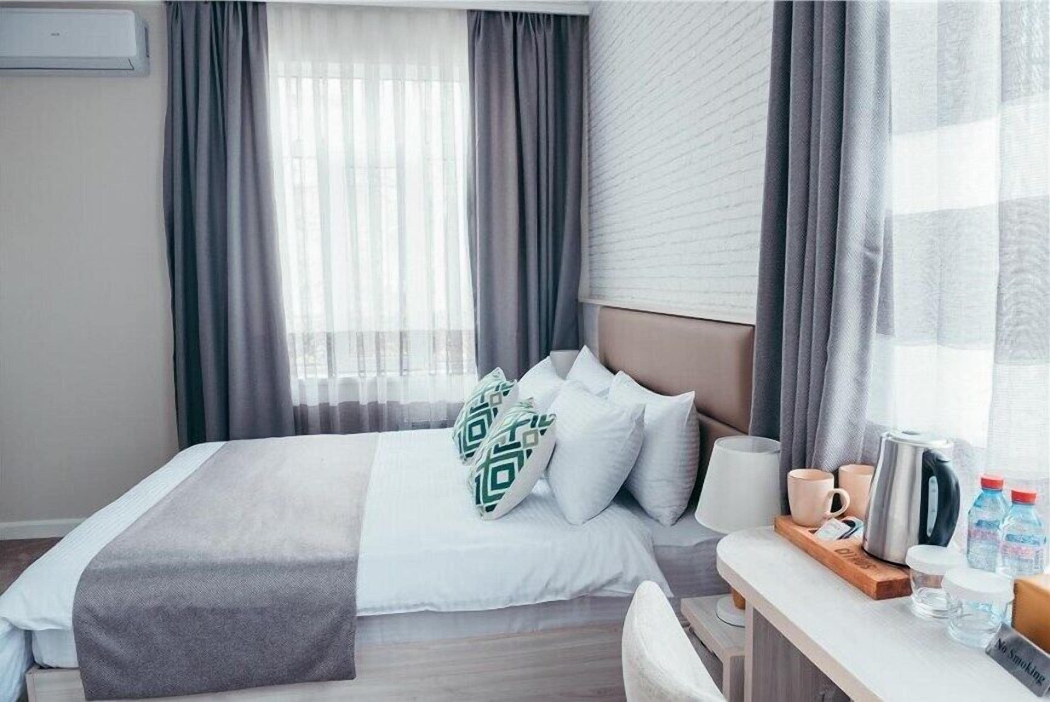 Habitación doble Deluxe, vista a la ciudad | Caja de seguridad en la habitación y escritorio 