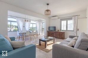 TV - Villa LOUISE by Abahana Villas (Benissa)