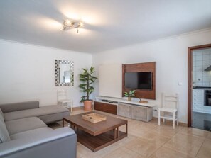 TV - Strandhaus in Paul do Mar by Interhome (Arco da Calheta)
