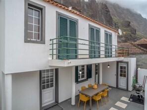 Outdoor dining - Strandhaus in Paul do Mar by Interhome (Arco da Calheta)