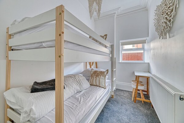 Three Bed Apartment By Guestz - Lytham St Annes