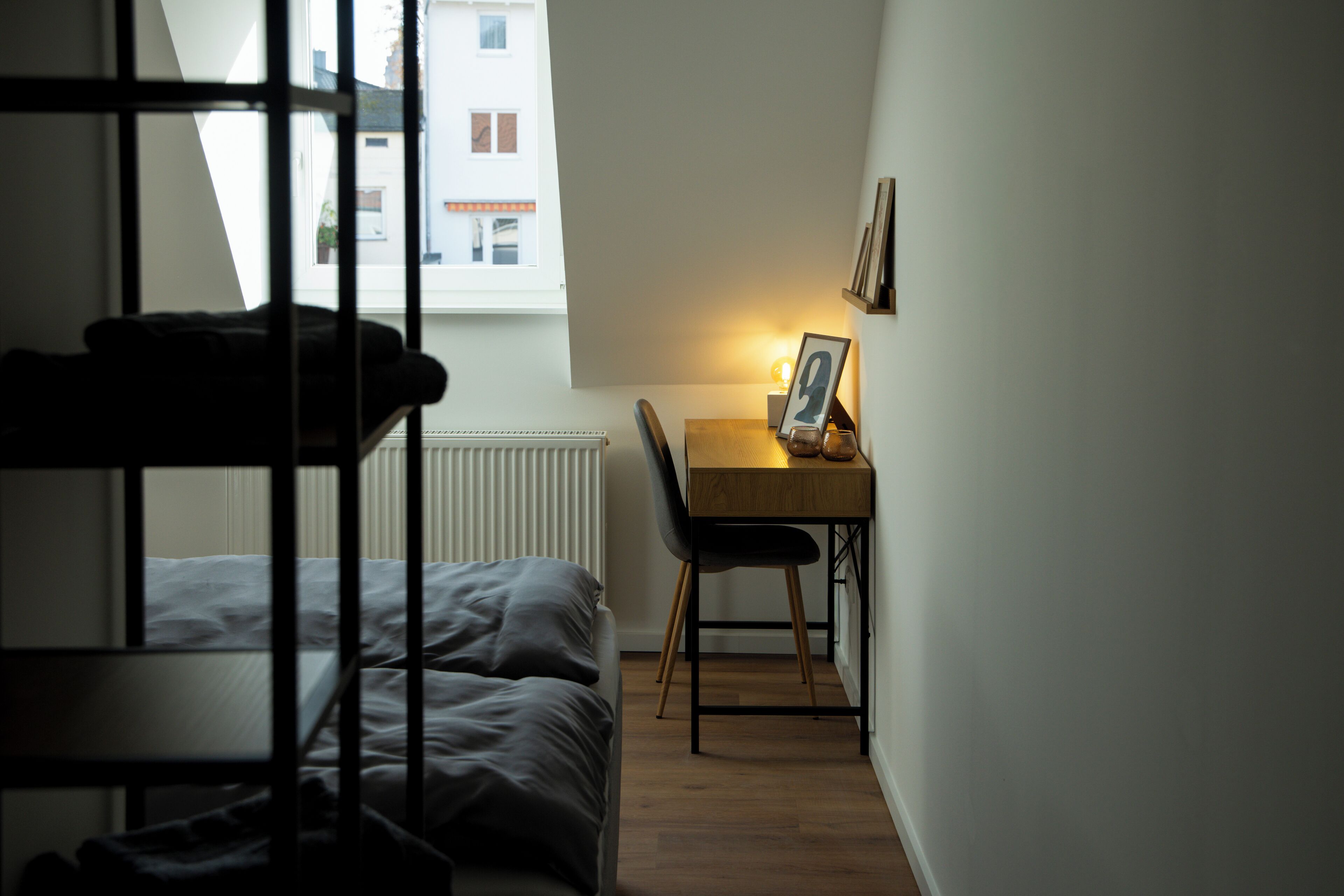 Bureau, espace de travail pour ordinateur portable, Wi-Fi gratuit