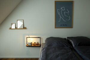 办公桌、笔记本电脑工作区、免费 WiFi