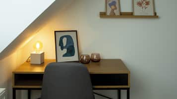 Schreibtisch, laptopgeeigneter Arbeitsplatz, kostenloses WLAN