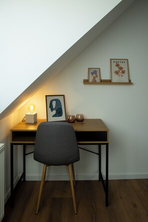 Desk, laptop workspace, free WiFi - Moderne City Zimmer mit eigenem Bad (Bamberg)