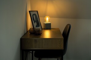 Desk, laptop workspace, free WiFi - Moderne City Zimmer mit eigenem Bad (Bamberg)