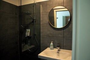Dusj, hårføner, håndklær og såpe