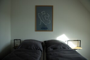 Bureau, espace de travail pour ordinateur portable, Wi-Fi gratuit