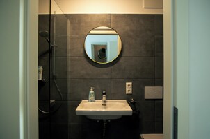 淋浴设施、吹风机、毛巾、肥皂