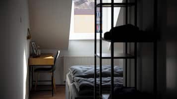 Schreibtisch, laptopgeeigneter Arbeitsplatz, kostenloses WLAN