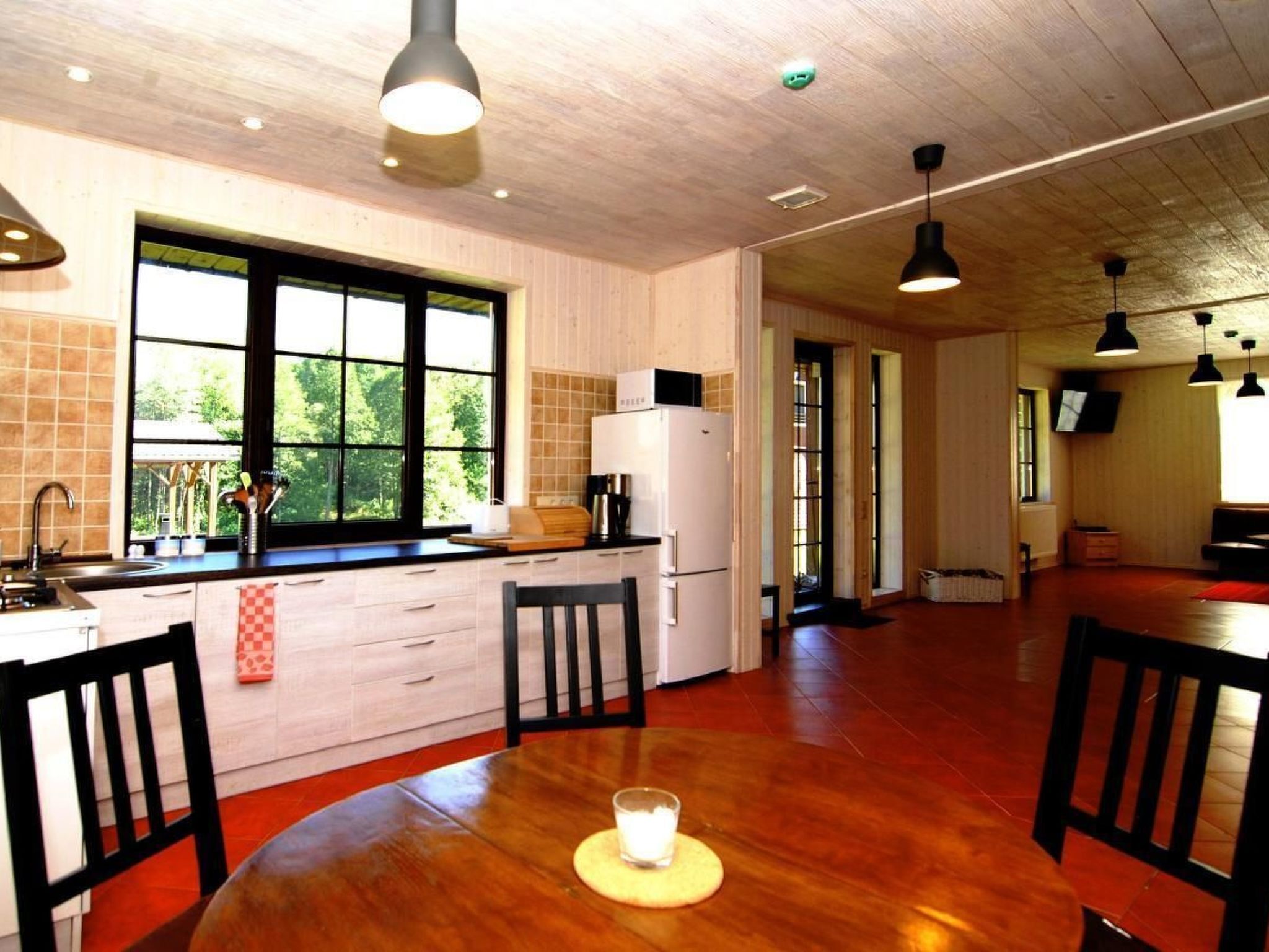 Refrigerador, microondas, lavavajillas y utensilios de cocina 