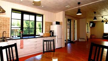 Refrigerador, microondas, lavavajillas y utensilios de cocina