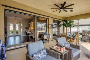 Outdoor dining - Villa 16 Peaceful Waterside Home Walk to shopping and Restaurants. NEW TO RENTAL (Cape Coral)