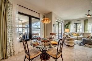 Dining - Villa 16 Peaceful Waterside Home Walk to shopping and Restaurants. NEW TO RENTAL (Cape Coral)