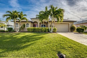 Exterior - Villa 16 Peaceful Waterside Home Walk to shopping and Restaurants. NEW TO RENTAL (Cape Coral)