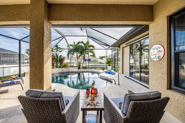 A heated pool - Villa 16 Peaceful Waterside Home Walk to shopping and Restaurants. NEW TO RENTAL (Cape Coral)