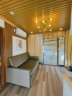 Desk, laptop workspace, soundproofing, iron/ironing board - Mo Mang House Tam Đao (Tam Dao)