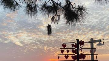 Eenvoudige tweepersoonskamer, balkon, uitzicht op bergen | Een bureau, een laptopwerkplek, geluiddichte muren