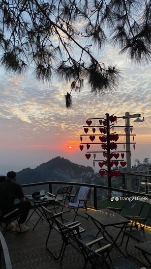 Desk, laptop workspace, soundproofing, iron/ironing board - Mo Mang House Tam Đao (Tam Dao)