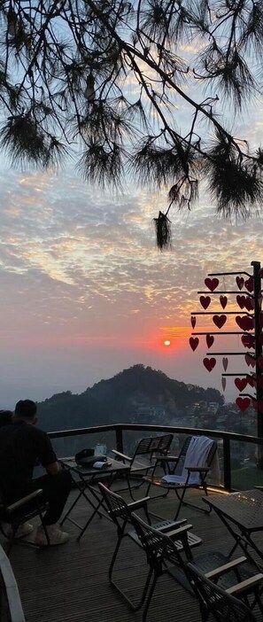 Desk, laptop workspace, soundproofing, iron/ironing board - Mo Mang House Tam Đao (Tam Dao)