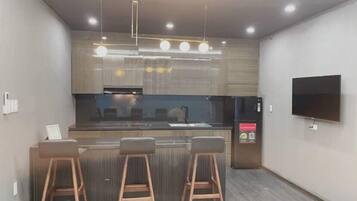 Executive Suite, 2 Bedrooms, Mountain View | Private kitchen | Microwave, griddle, cookware/dishes/utensils, paper towels