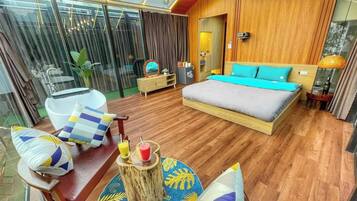 Eenvoudige tweepersoonskamer, balkon, uitzicht op bergen | Een bureau, een laptopwerkplek, geluiddichte muren