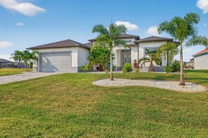 Exterior - Villa 5 Modern Coastal Luxury. NEW TO RENTAL (Cape coral)