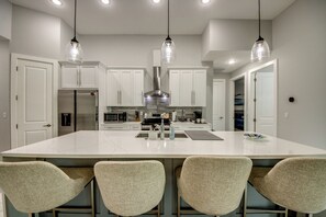 Fridge, oven, stovetop, dishwasher