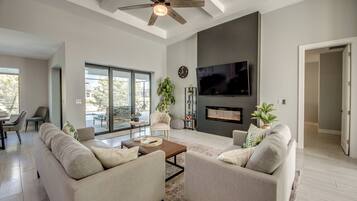 TV connectée, cheminée, espaces bureaux