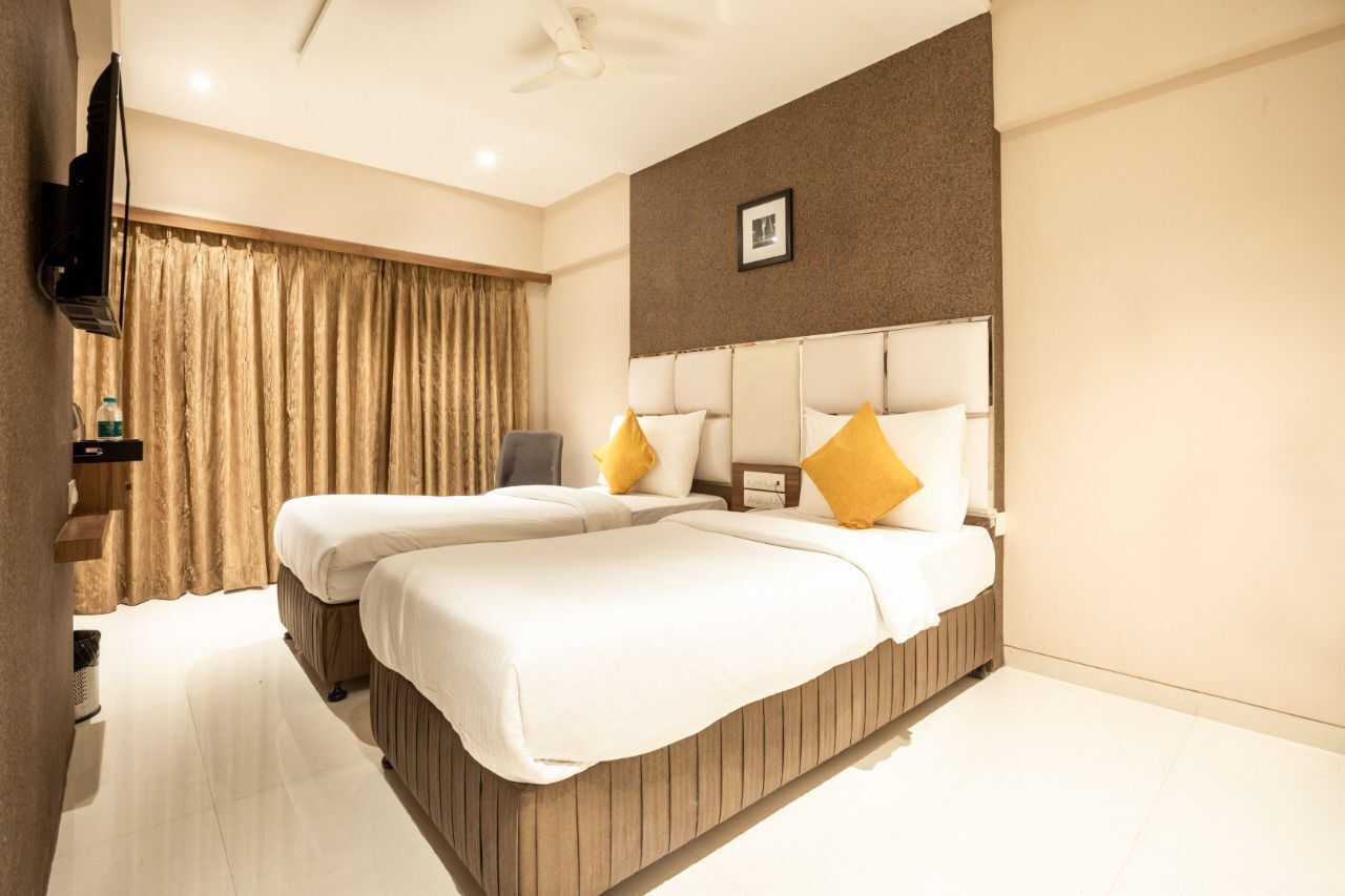 Premium Twin Room | Desk, laptop workspace, free WiFi