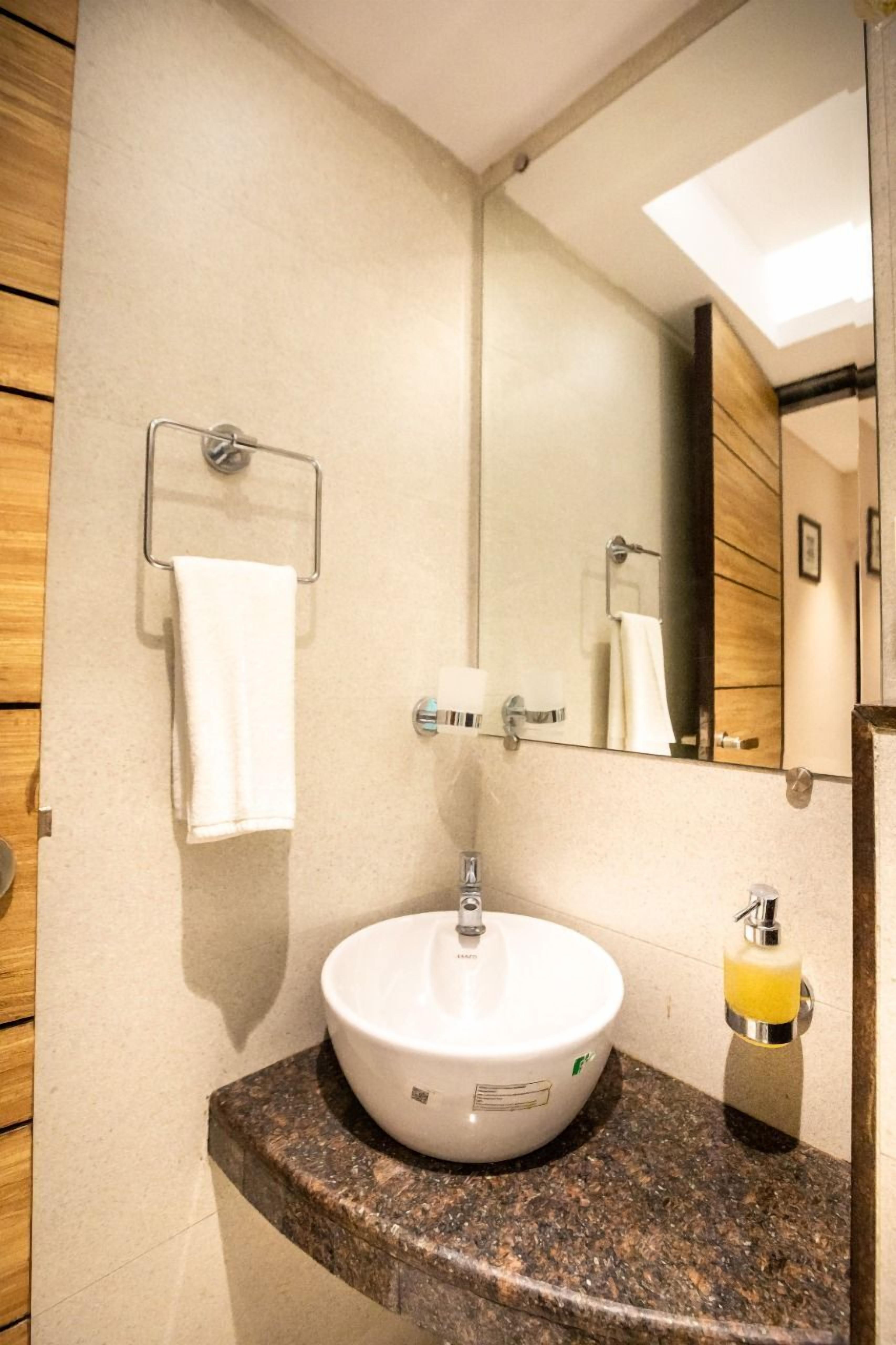 Ducha, toallas, jabón, shampoo