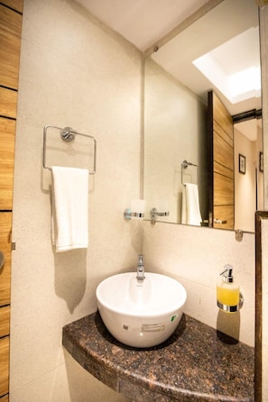 Shower, towels, soap, shampoo - Hotel Pacific Residency Near Airport (Mumbai)