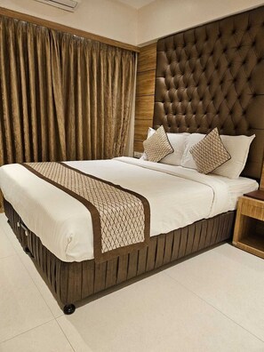 Deluxe Room, City View | Desk, laptop workspace, free WiFi - Hotel Pacific Residency Near Airport (Mumbai)