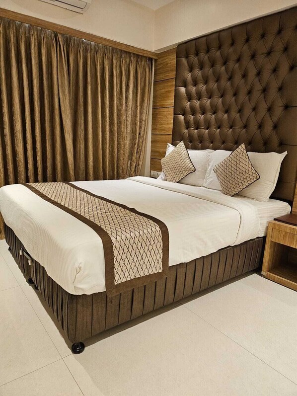 Deluxe Room, City View | Desk, laptop workspace, free WiFi - Hotel Pacific Residency Near Airport (Mumbai)