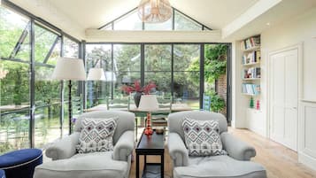 House (5 Bedrooms) | Interior