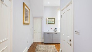 Apartment (1 Bedroom) | Interior - Traditional 1 Bed Apartment, Pimlico (London)