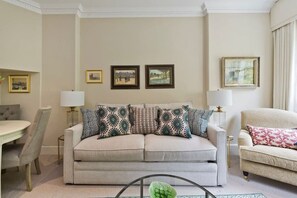 Apartment (2 Bedrooms) | Interior - Studio Flat With Garden Access, Holland Park (London)